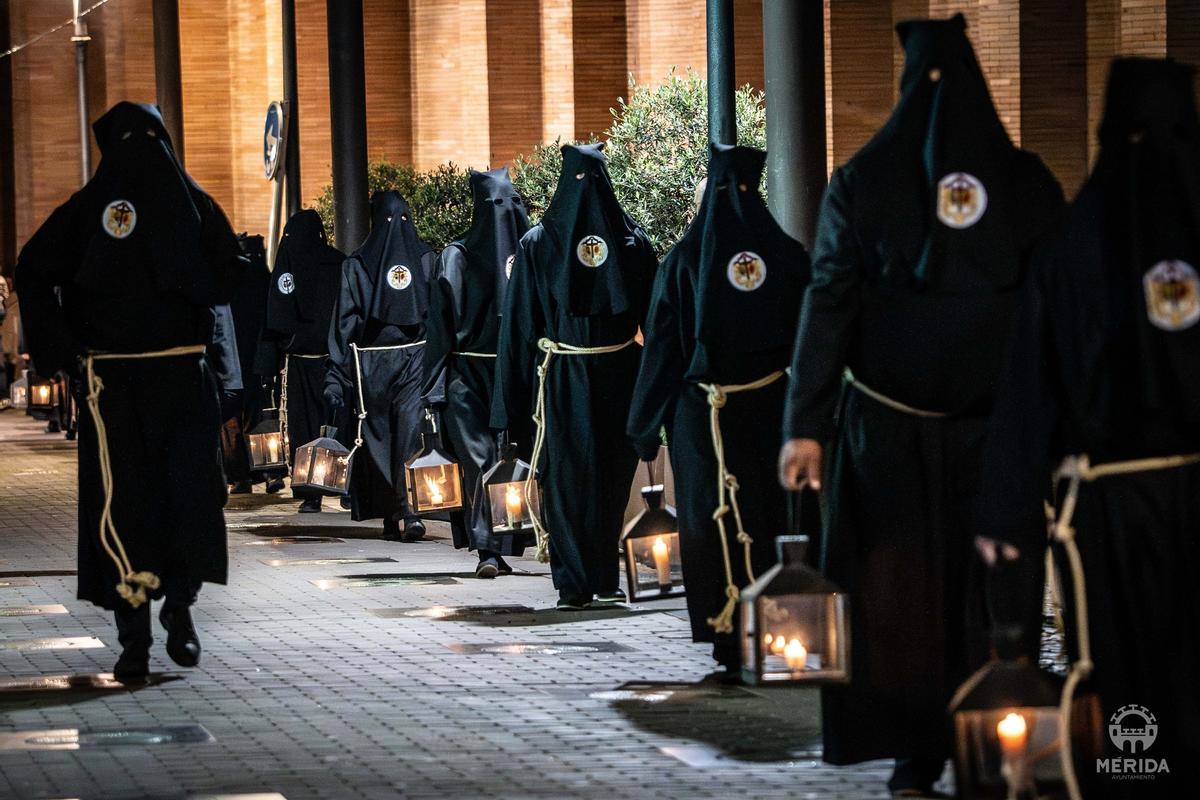Fotogalería | Mérida se estremece con un multitudinario Vía Crucis en el Anfiteatro Romano