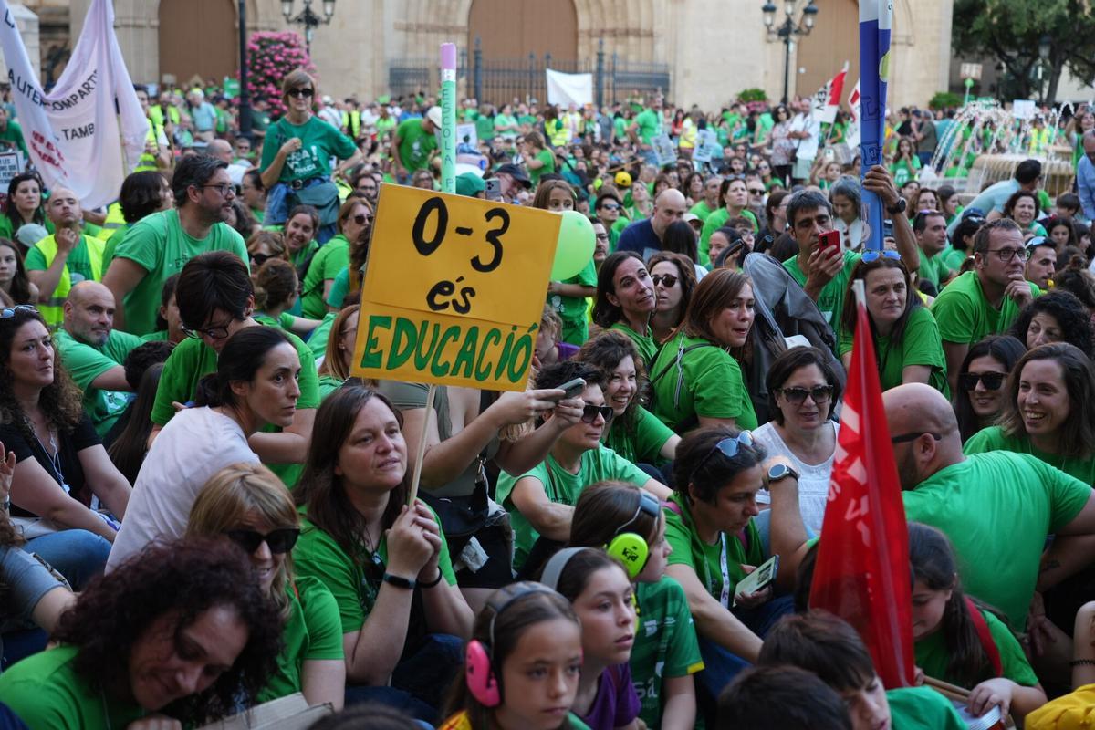 El profesorado protagoniza una histórica y multitudinaria manifestación en Castelló