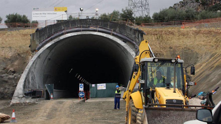 Construcción de uno de los túneles de la línea entre Antequera y Granada.