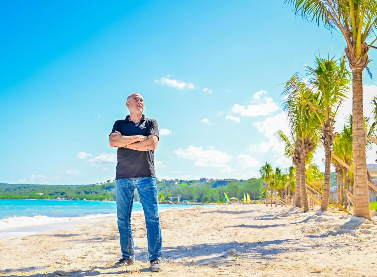 Unternehmenschef Luis Riu am White Bay Beach in Jamaika.