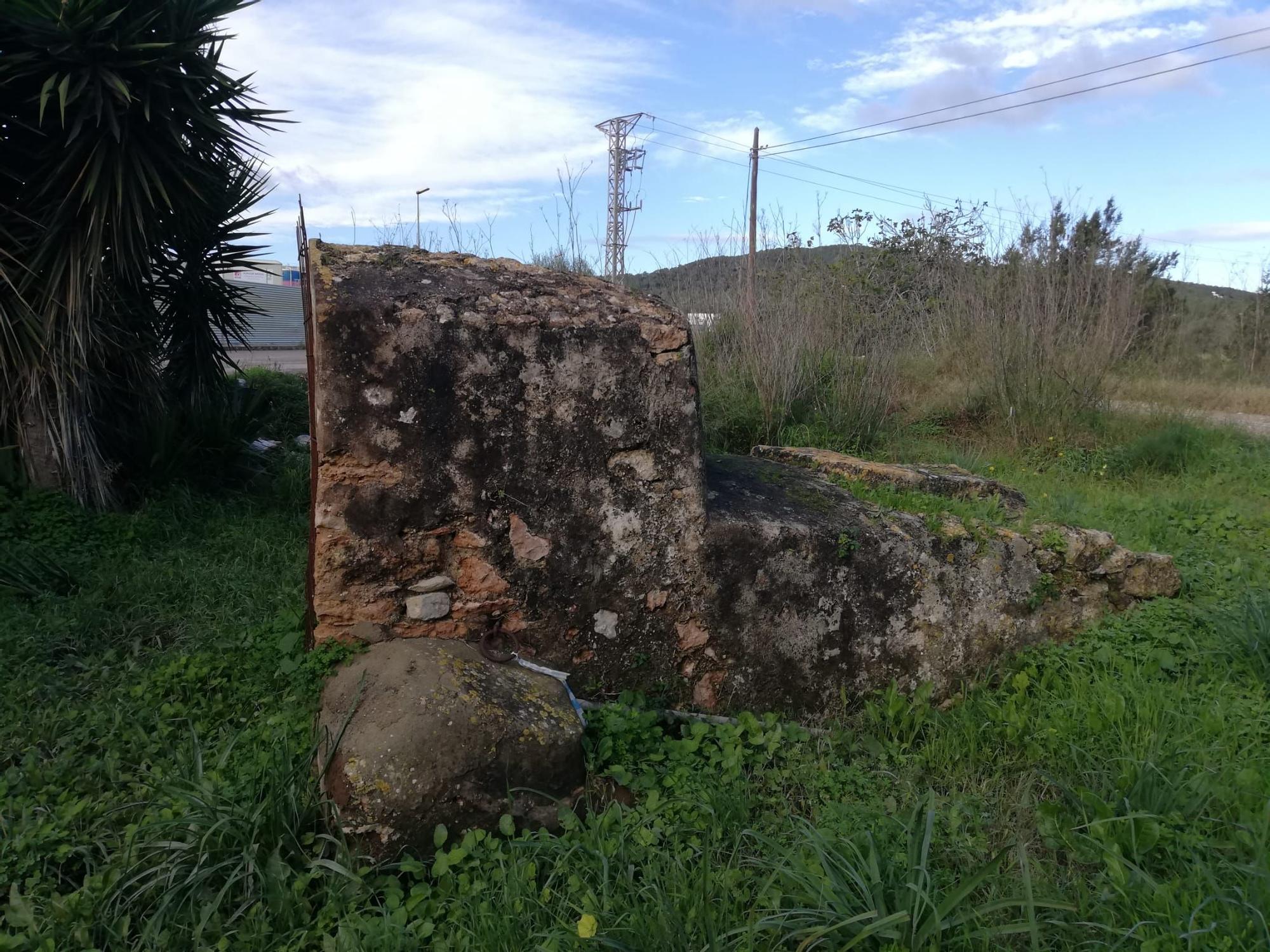 El pou de na Maciana sigue rodeado de basura.