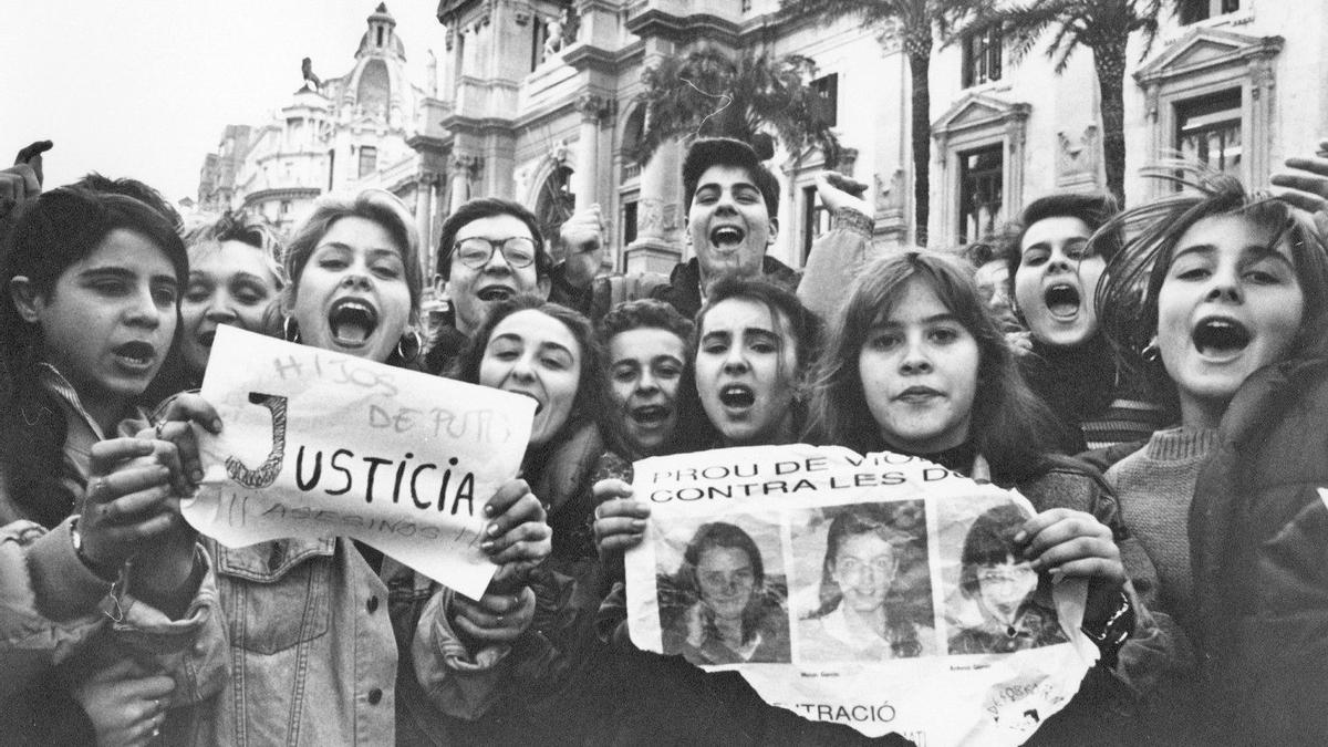 Varios jóvenes condenan el crimen y reclaman «Justicia» y «pena de muerte» en València.