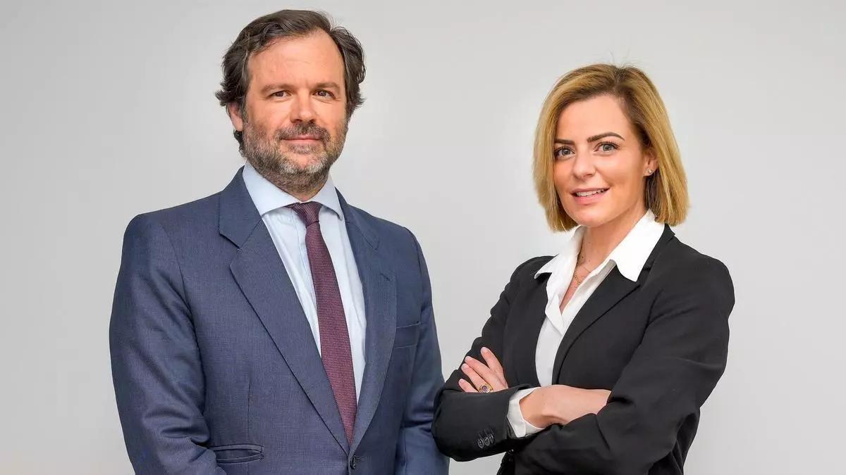 Ignacio Uriarte, director de Relaciones Institucionales, Comunicación y Geopolítica de Cox, y Begoña Morenés, directora Global de Relación con Inversores