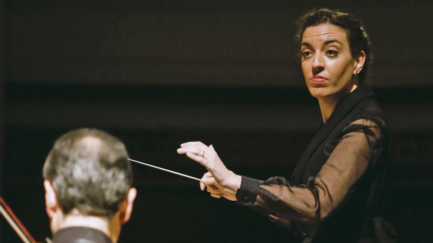 Lara Diloy dirige la Oviedo Filarmonía, ayer, en el Filarmónica.