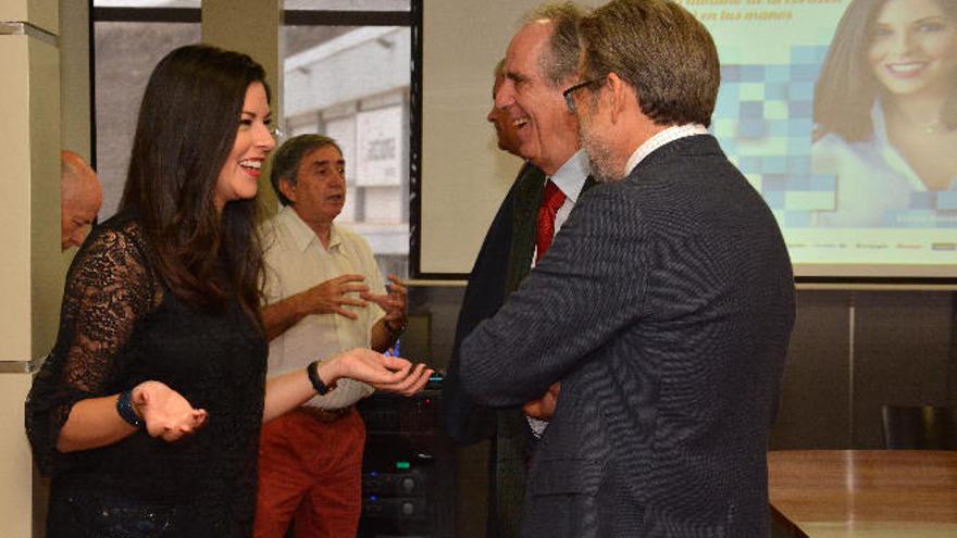 La actriz Eloísa González saluda al presidente del Banco de Alimentos, Pedro Llorca.