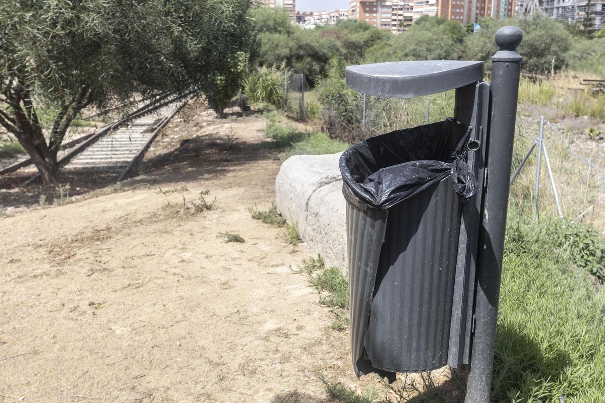 Desperfectos y abandono en el Parque del Mar de Alicante.
