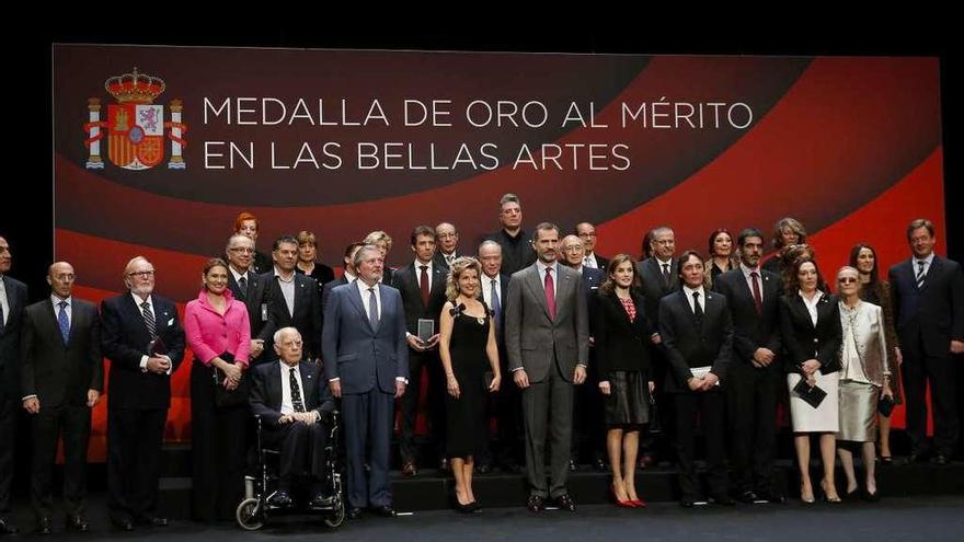 Los Reyes y Méndez de Vigo con los premiados, ayer, en San Sebastián.