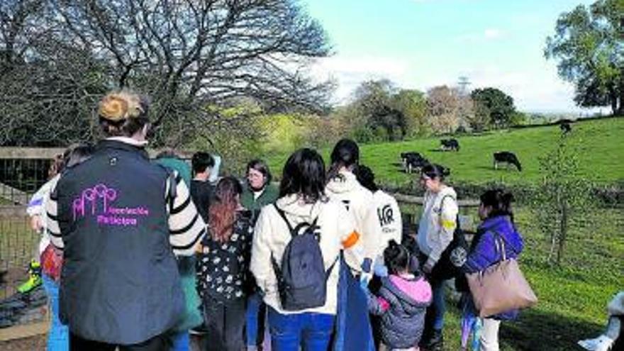 Voluntarios de Hijos de Rivera, monitores en una actividad de ocio inclusivo en Mesía