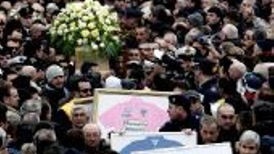 20.000 personas acudieron al funeral de Marco Pantani para despedir al campeón italiano