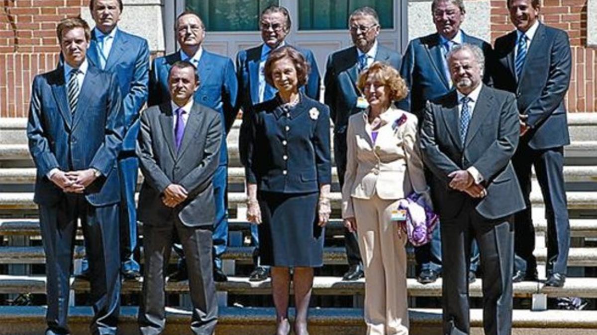 La Reina, con Antonio Asensio (izquierda) y otros representantes de medios.