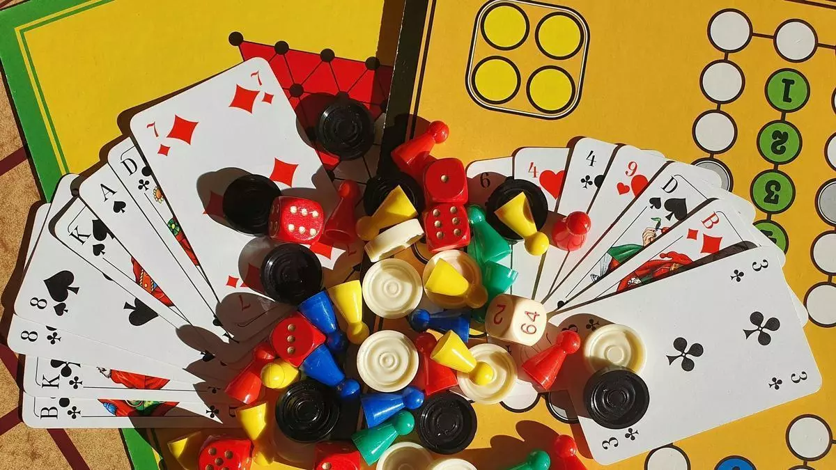 15 juegos de mesa divertidos para evitar silencios incómodos en tus reuniones