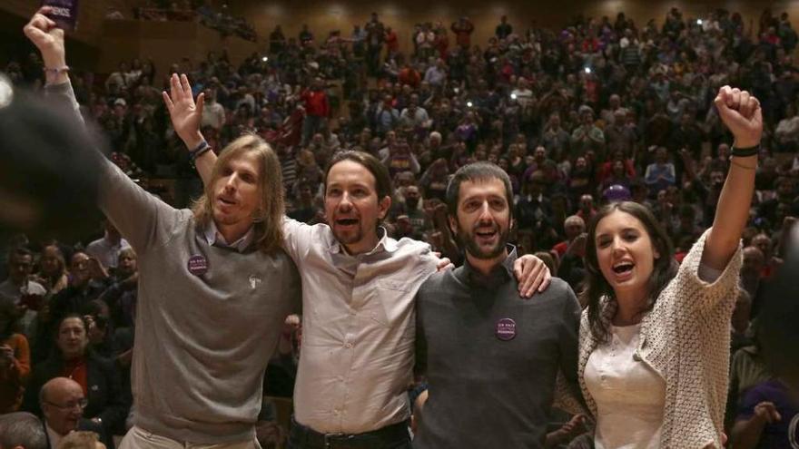 De izquierda a derecha, Pablo Fernández, Pablo Iglesias y los candidatos al Congreso Juanma del Olmo e Irene Montero, en Valladolid.