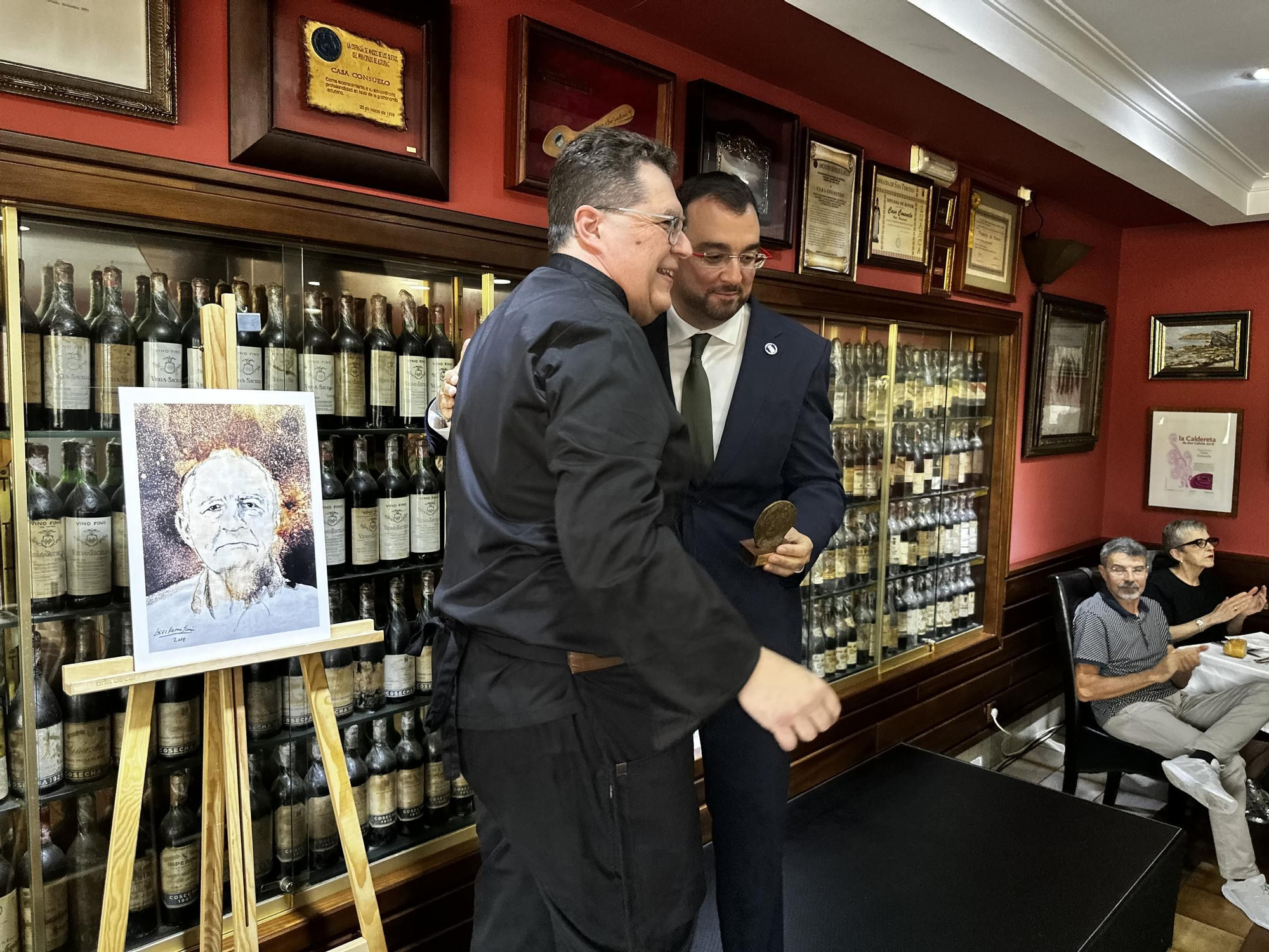 EN IMÁGENES: El homenaje póstumo al hostelero Álvaro López en su casa y coincidiendo con la Bienal de Arte