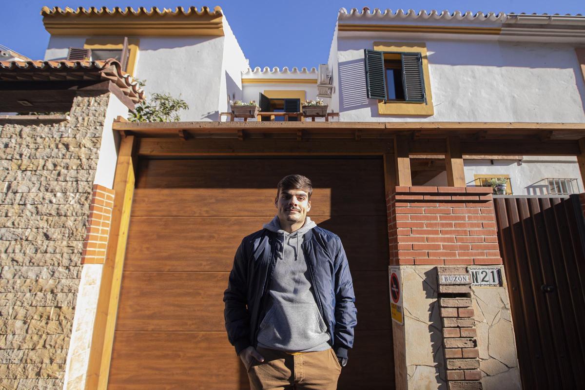 Raúl Delgado tiene 20 años, estudia Derecho y vive con sus padres en el distrito de Puerto de la Torre.