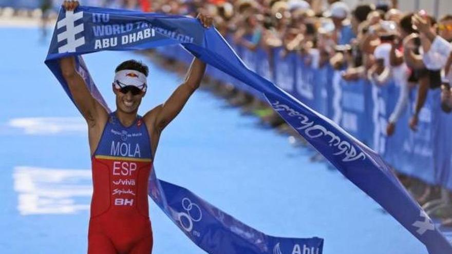 Mario Mola celebra su victoria sobre la línea de meta de la serie mundial de Abu Dabi.