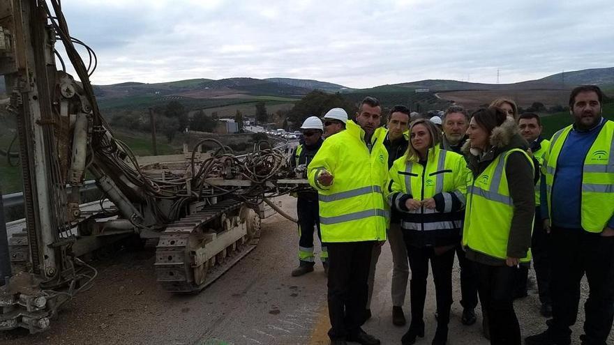 La consejera de Fomento, Marifrán Carazo, en el inicio de las mejoras de la carretera Ronda-Ardales.