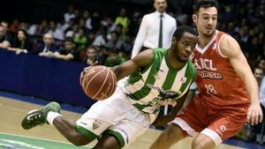 Los bases del Betis Chery y del Manresa, Costa, en una jugada del partido.