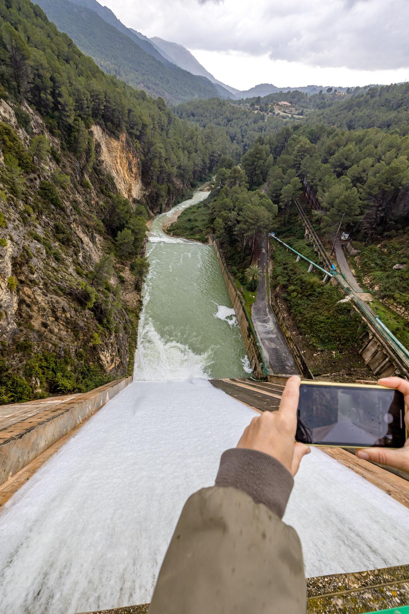 Las lluvias obligan a abrir las compuertas del embalse de Guadalest que se encuentra al límite de su capacidad.