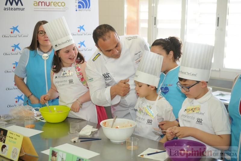 El chef Ángel León imparte en Murcia un taller de cocina para niños con autismo