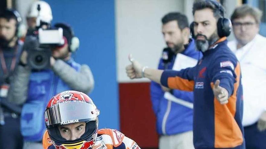 Marc Márquez sale de boxes, ayer en Cheste. // Kai Försterling