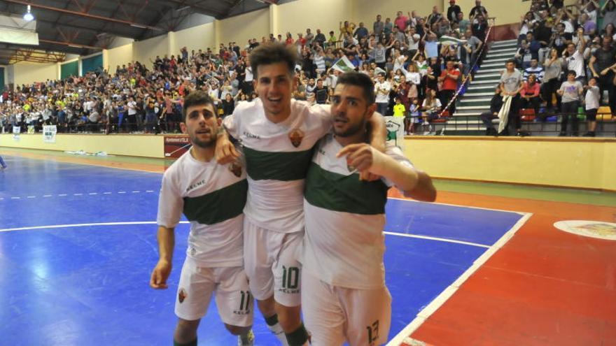 Los jugadores del Elche celebran la clasificación