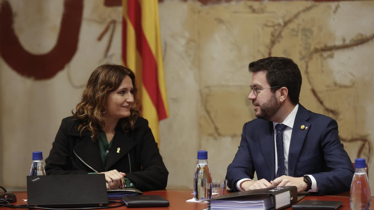 El 'president' de la Generalitat y la 'consellera' de Presidència, Laura Vilagrà, en la reunión del Govern.