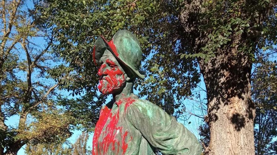 El Ayuntamiento de Badajoz considera intolerables las pintadas a las estatuas de los conquistadores