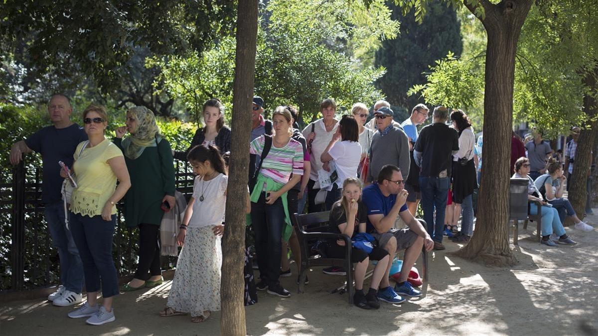 Colas para tomar el autobús turístico en la zona de la Sagrada Família de Barcelona.