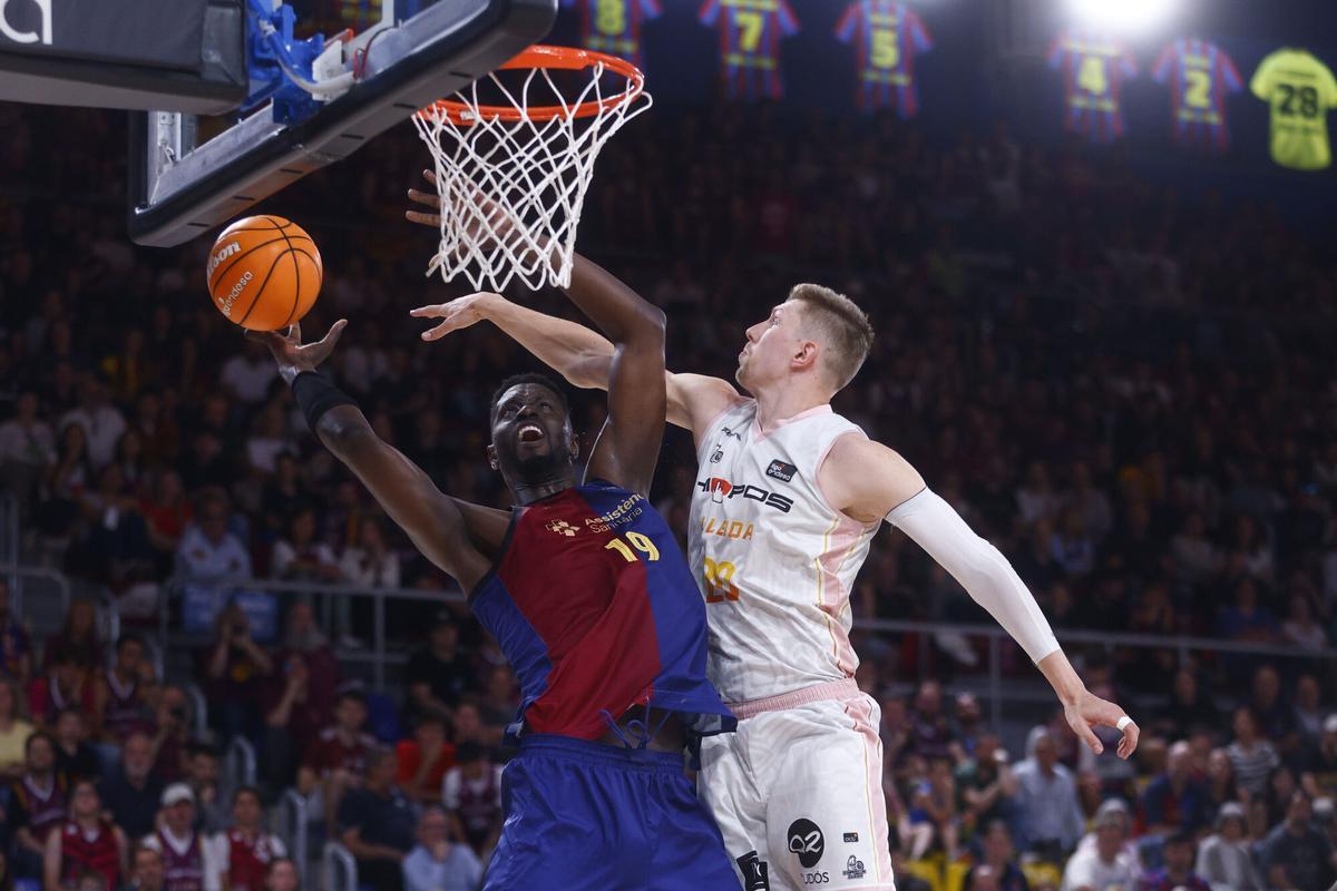 BARCELONA, 11/05/2025.- El pivot senegalés del FC Barcelona Youssoupha Fall lucha con el ala pivot finlandés del Hiopos Lleida Alexander Madsen (d) durante el partido de la jornada 31 de la Liga Endesa disputado en el Palau Blaugrana, este domingo. EFE/Quique García