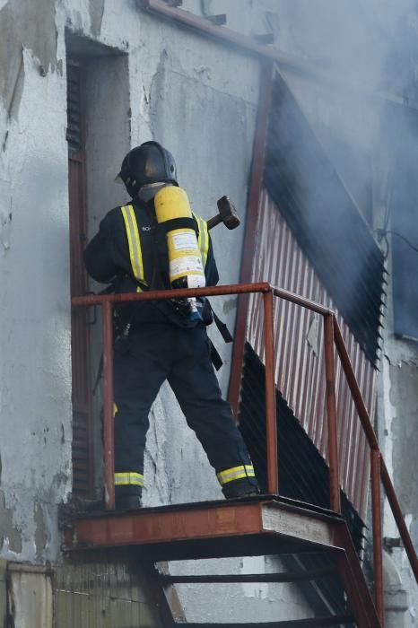 Un incendio en la antigua fábrica de hielo enciende las alarmas en la ciudad