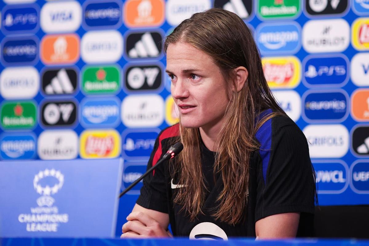 Irene Paredes en la rueda de prensa previa al Wolfsburgo