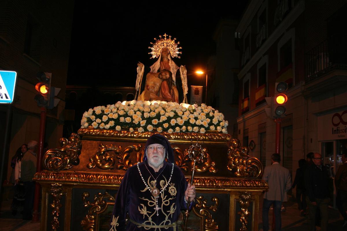 La Virgen de la Piedad, del Paso Morado, por la carrera secundaria.
