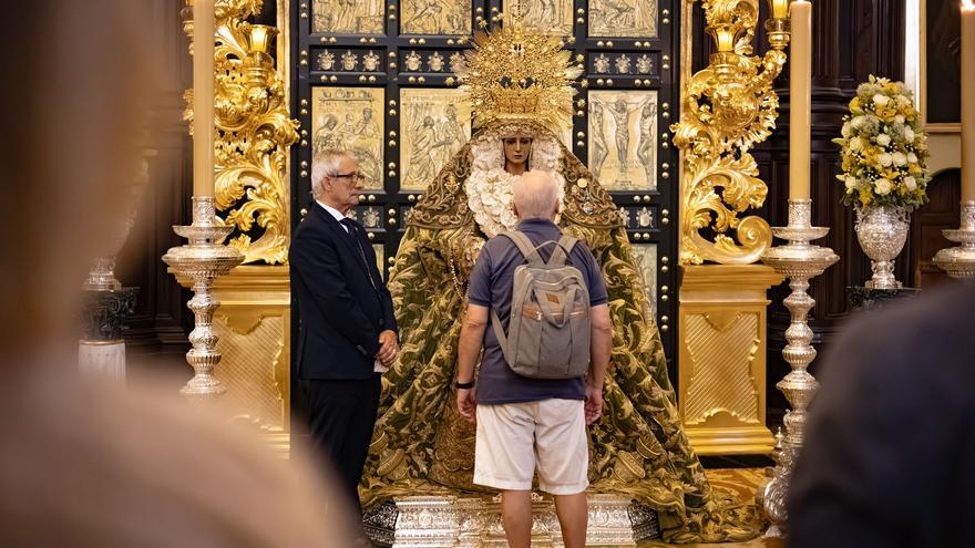 Besamano de la Esperanza en la Catedral de Málaga tras su peregrinación en Roma