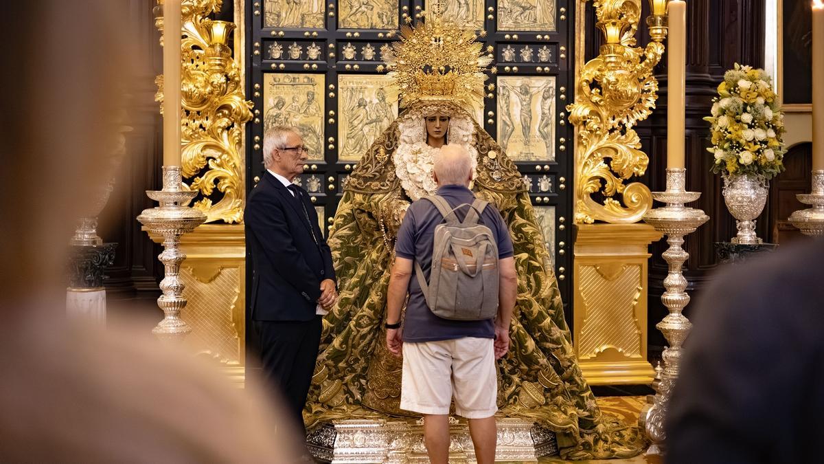 Besamano de la Esperanza en la Catedral de Málaga tras su peregrinación en Roma
