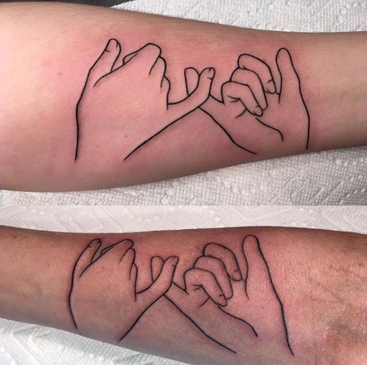 Tatuaje con mamá: 'pinky promise'