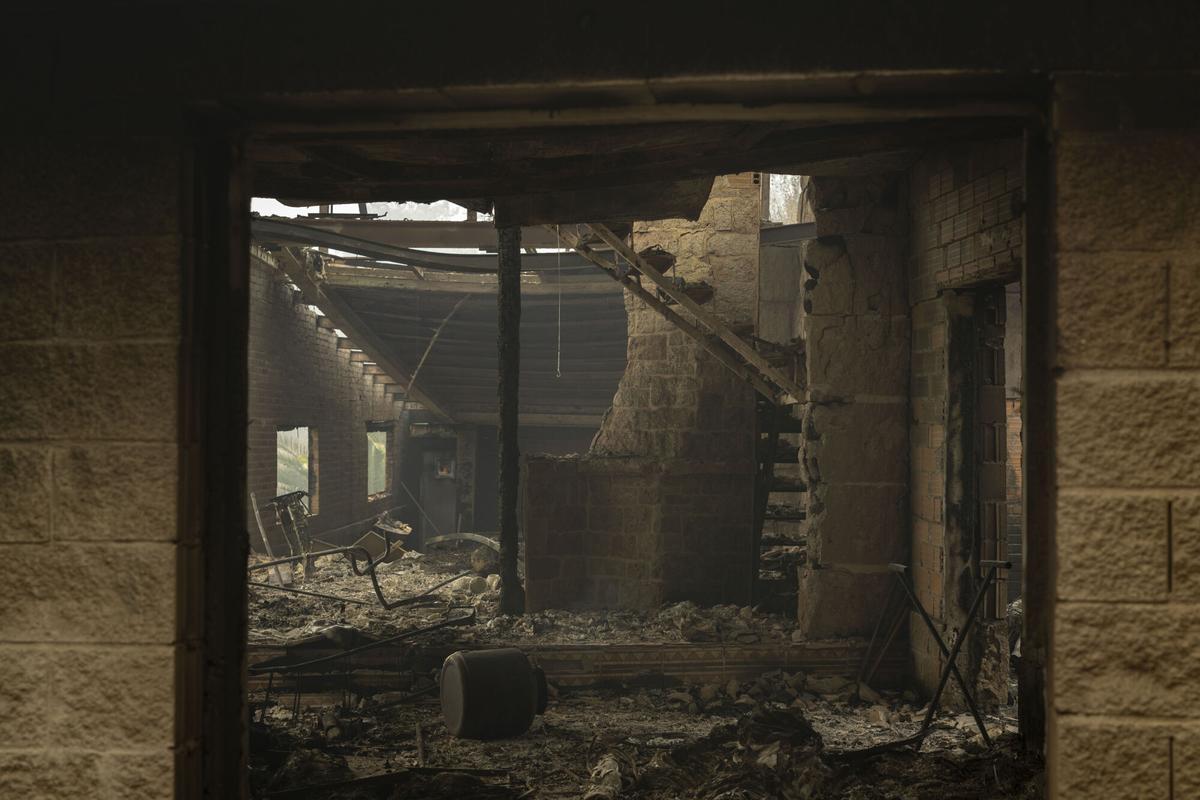 Vista de una construcción calcinada como consecuencia del incendio forestal en Carballeda de Avia (Ourense), este sábado