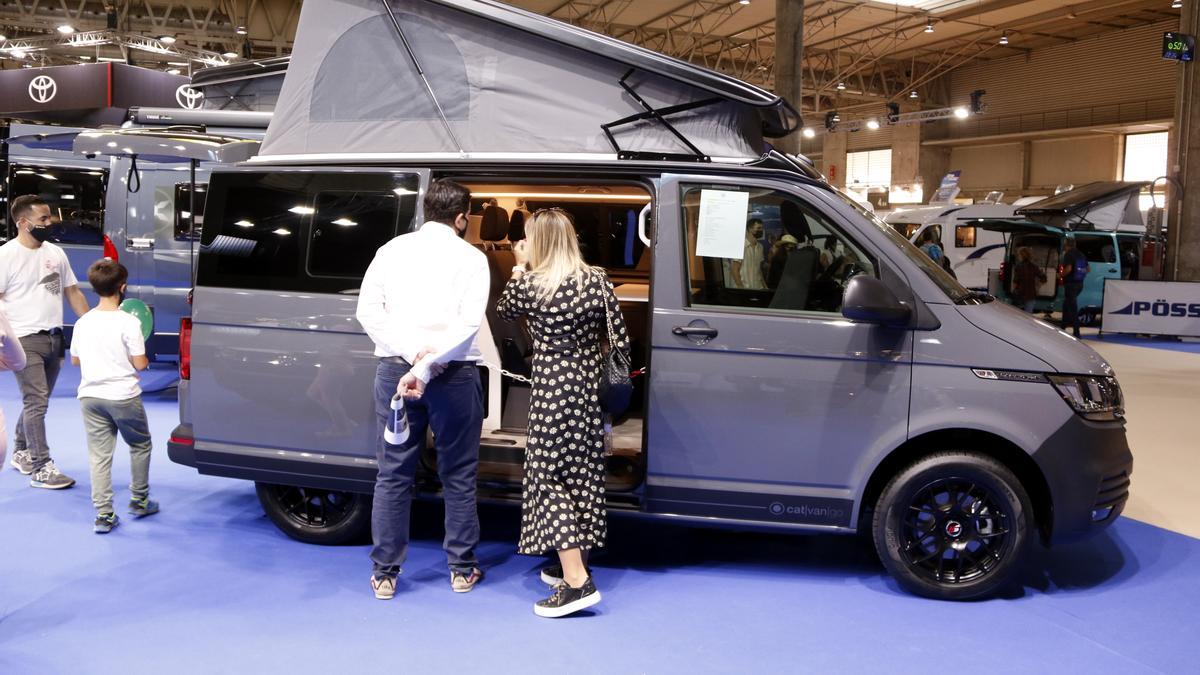 Diversos visitants miren una furgoneta camper al Saló del Caravaning