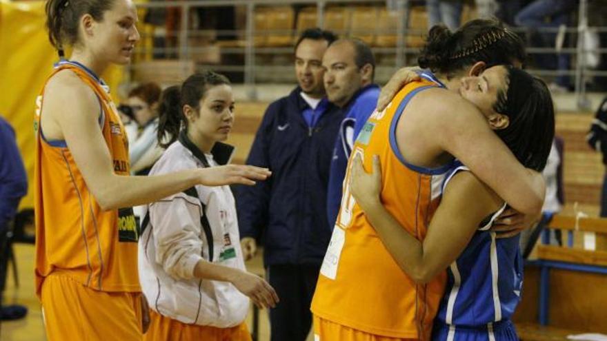La zamorana Aitana Cuevas consuela a la jugadora pacense Lorena Infantes tras la derrota del Badajoz frente al     Zamarat Caja Rural Promogest Valbusenda