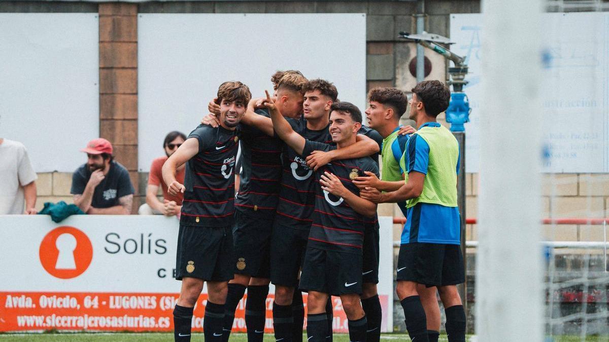 Los futbolistas del Mallorca B celebran un gol contra L’Entregu.