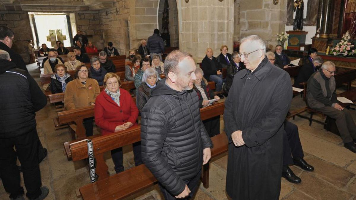 Carrasco conversa con Criado, ayer, en O Corpiño.  | // BERNABÉ/JAVIER LALÍN