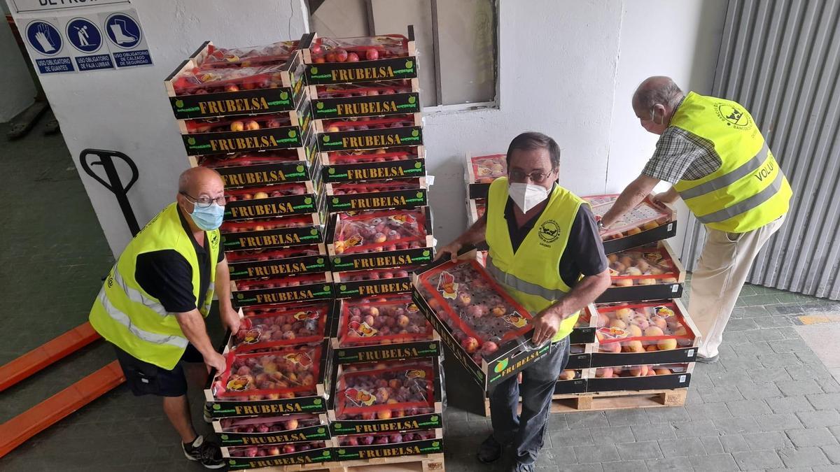 Banco de Alimentos de Cáceres: Organización de palés de fruta.