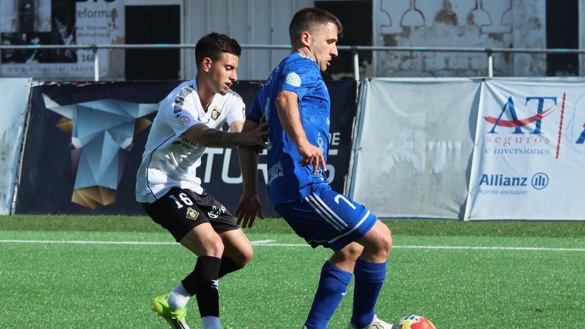 Álex Arias, con el balón, presionado por Cris Acerete