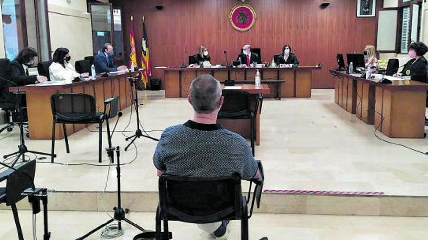 El exprofesor acusado de abusos a diez alumnas, ayer en el juicio en la Audiencia de Palma.