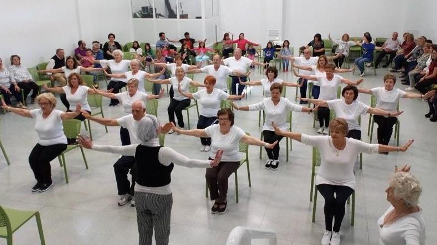 Una clase de bailoterapia en el Centro de Mayores Tómbola