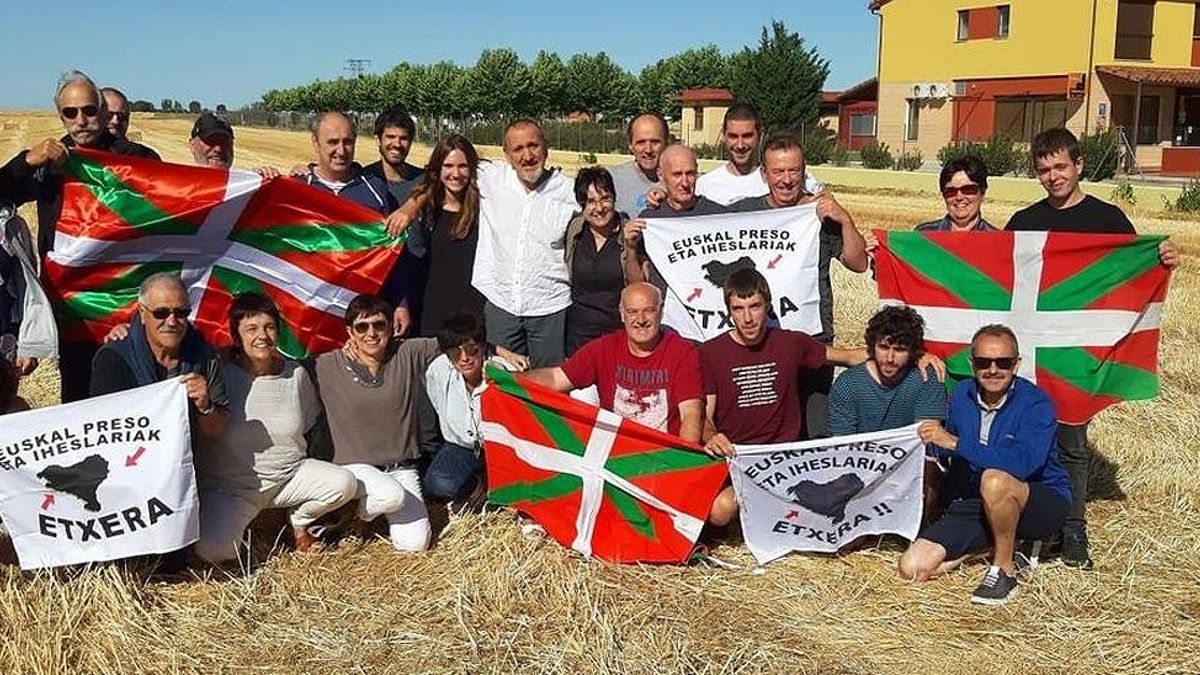 Familiares del etarra Xabier Ugarte (coautor del secuestro de Ortega Lara), en las puertas de la cárcel de Topas (Salamanca) en julio de 2019.