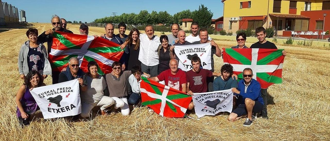 Familiares del etarra Xabier Ugarte (coautor del secuestro de Ortega Lara), en las puertas de la cárcel de Topas (Salamanca) en julio de 2019.