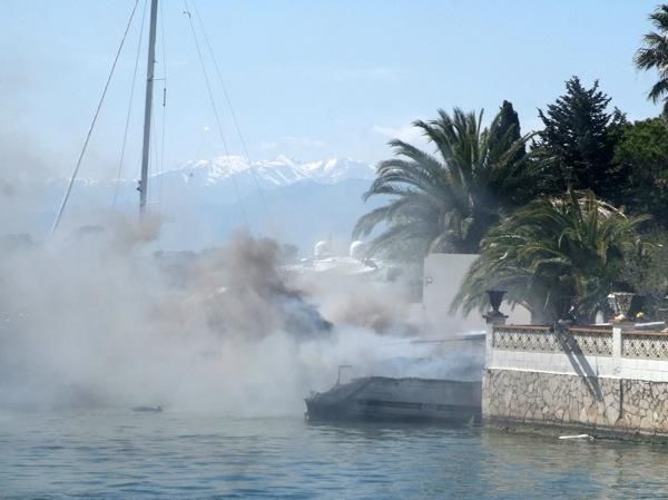 El foc crema tres embarcacions a Roses