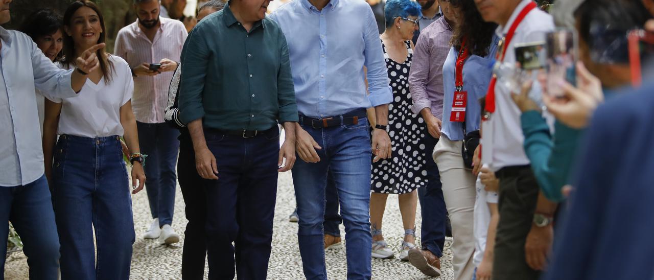 El presidente del Gobierno y secretario general del PSOE, Pedro Sánchez, participa junto al candidato socialista a la Junta de Andalucía, Juan Espadas, en un acto feminista en el Palacio de los Córdova.