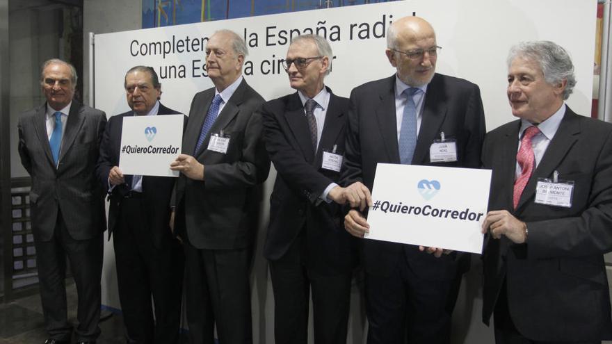 Juan Roig, segundo por la derecha posa con otros empresarios durante el encuentro celebrado en Tarragona.