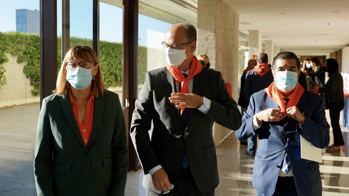 La presidenta de la Federación Salud Mental Castilla y León, Elena Briongos; el presidente de las Cortes Regionales, Luis Fuentes, y el director de la Gerencia Regional de Sanidad, Manuel Mitadiel Martínez, participan en un acto con motivo del Día Mundial de la Salud Mental.